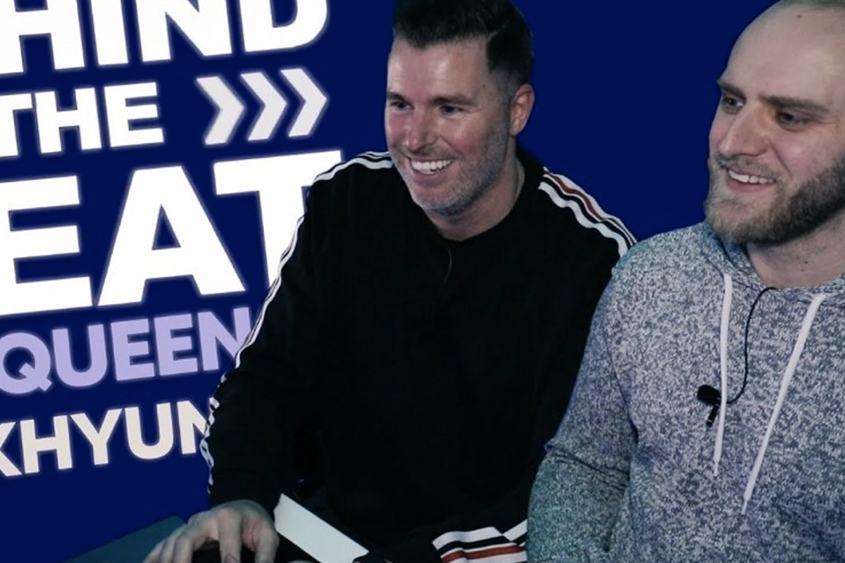 穿着运动服的男子坐在台下，背景是灯光下的步行广场。