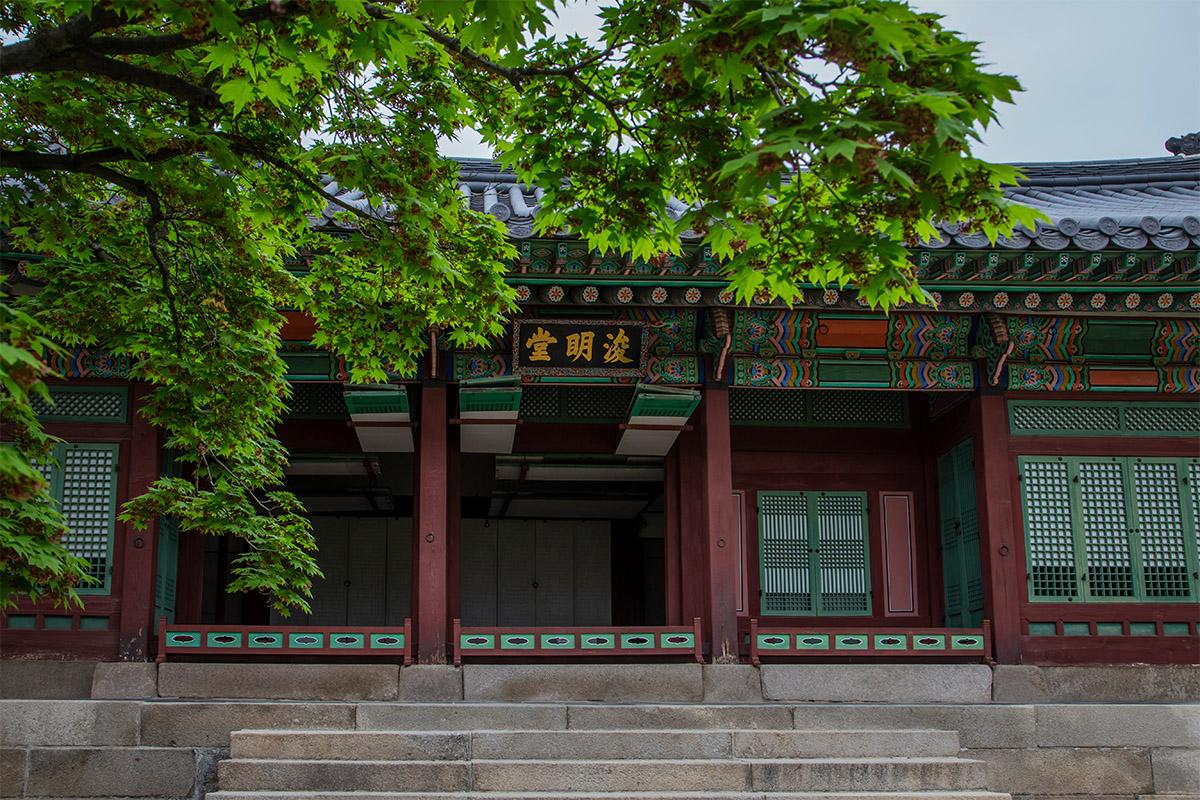 Junmyeongdang du Palais Deoksugung, avec son architecture traditionnelle et ses couleurs vibrantes.