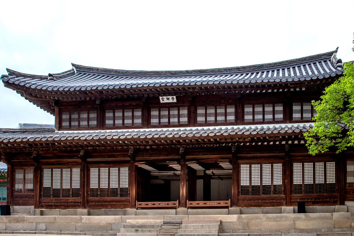 Bâtiment en bois traditionnel de Seokuhdang, montrant l'architecture coréenne et son aspect naturel.