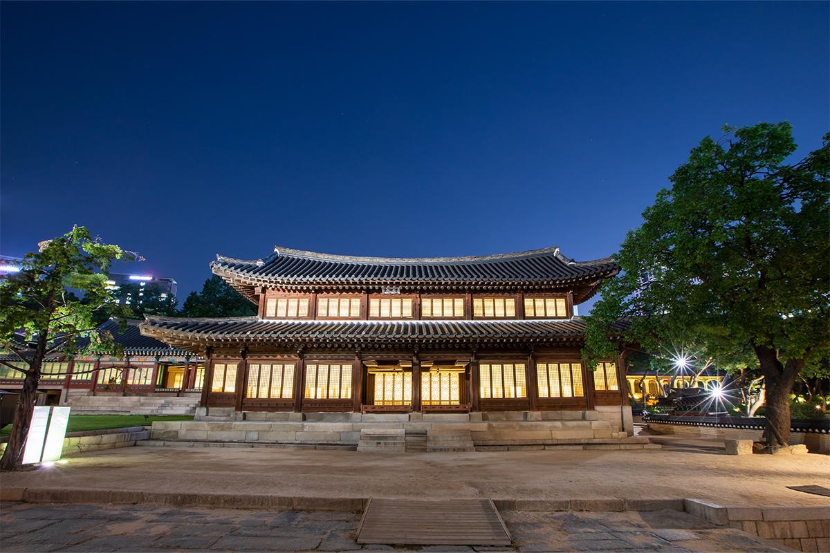 Vue nocturne du Seokuhdang, illuminant la beauté de l'architecture traditionnelle coréenne au Palais Deoksugung.