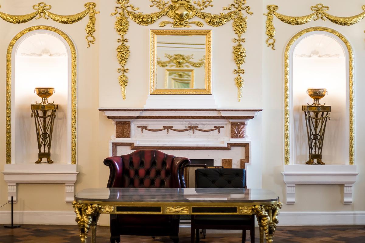 Détails décoratifs dorés à l'intérieur du Seokjojeon, illustrant la fusion entre le style occidental et coréen.