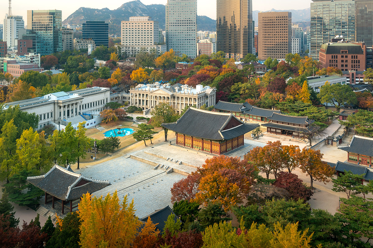 Vue panoramique du Palais Deoksugung, entouré de la ville de Séoul et de l'architecture moderne.