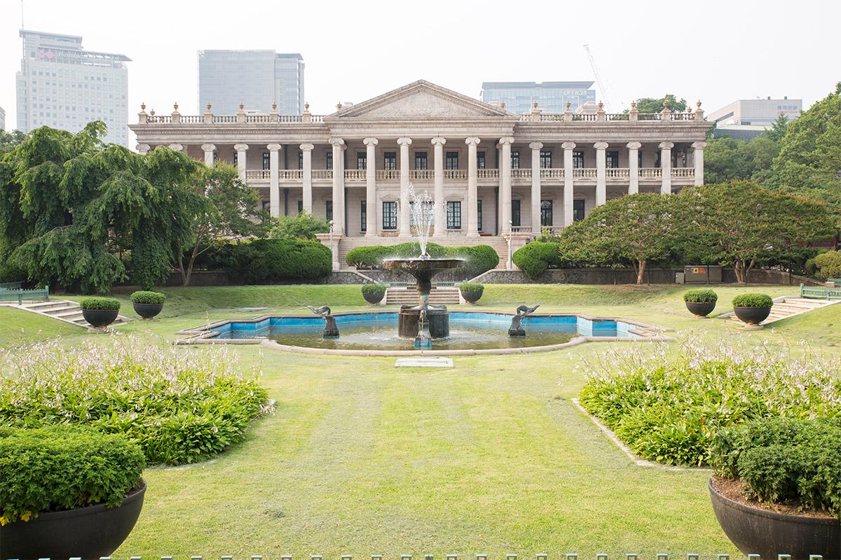 Architecture occidentale du bâtiment Seokjojeon au Palais Deoksugung, avec ses colonnes classiques et une fontaine.