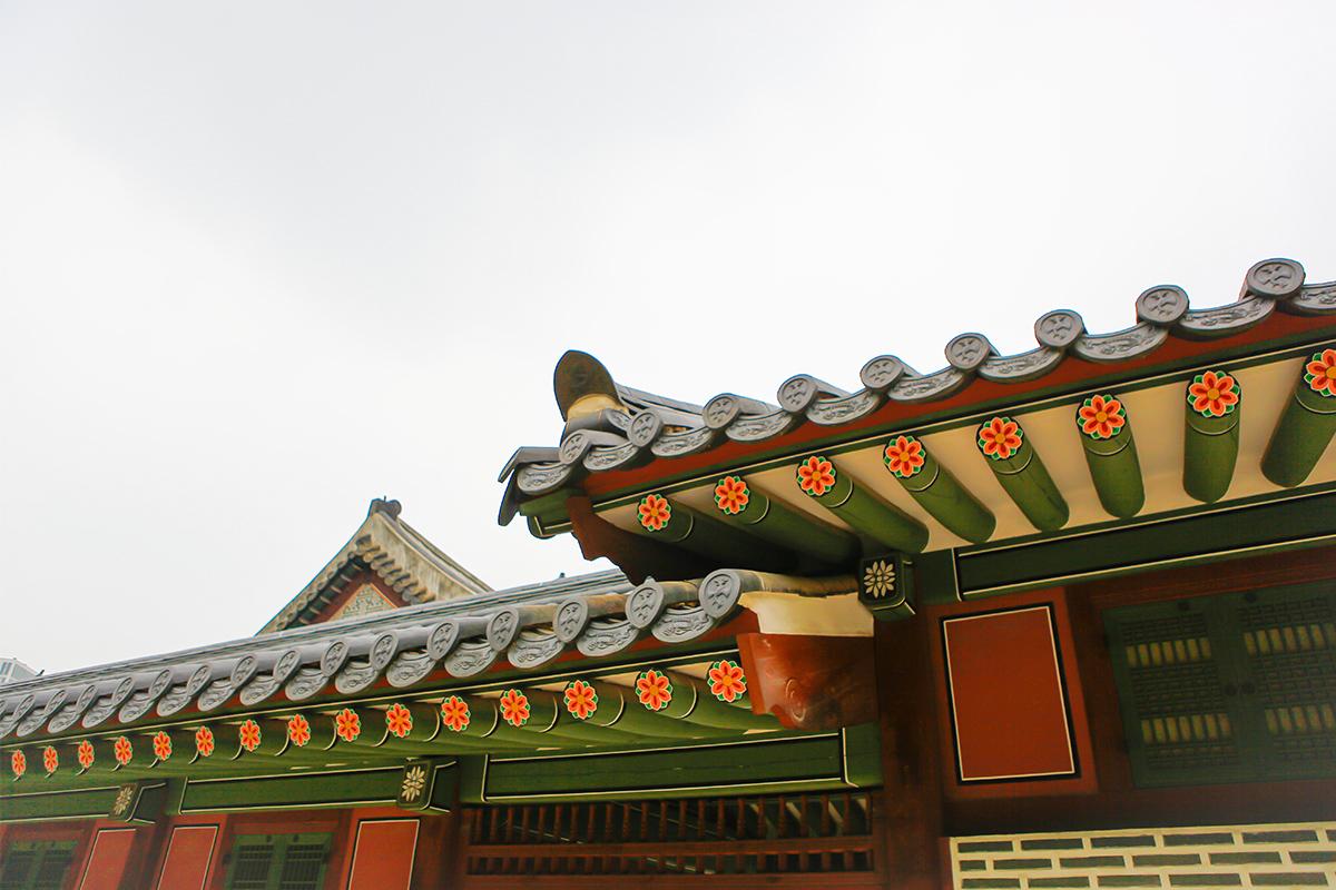 Toit orné de Junmyeongdang, avec des détails floraux et des couleurs traditionnelles coréennes.