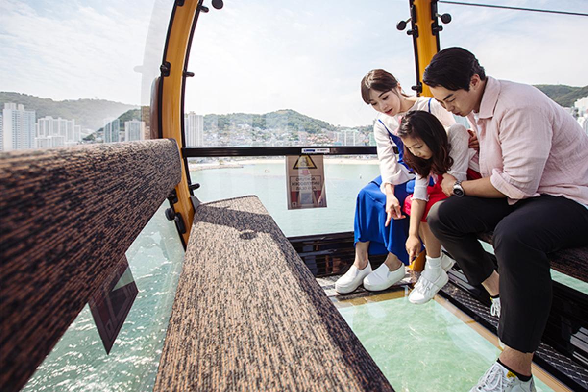 Interior del teleférico Songdo Air Cruise en Busan, mostrando las vistas fascinantes sobre el océano.