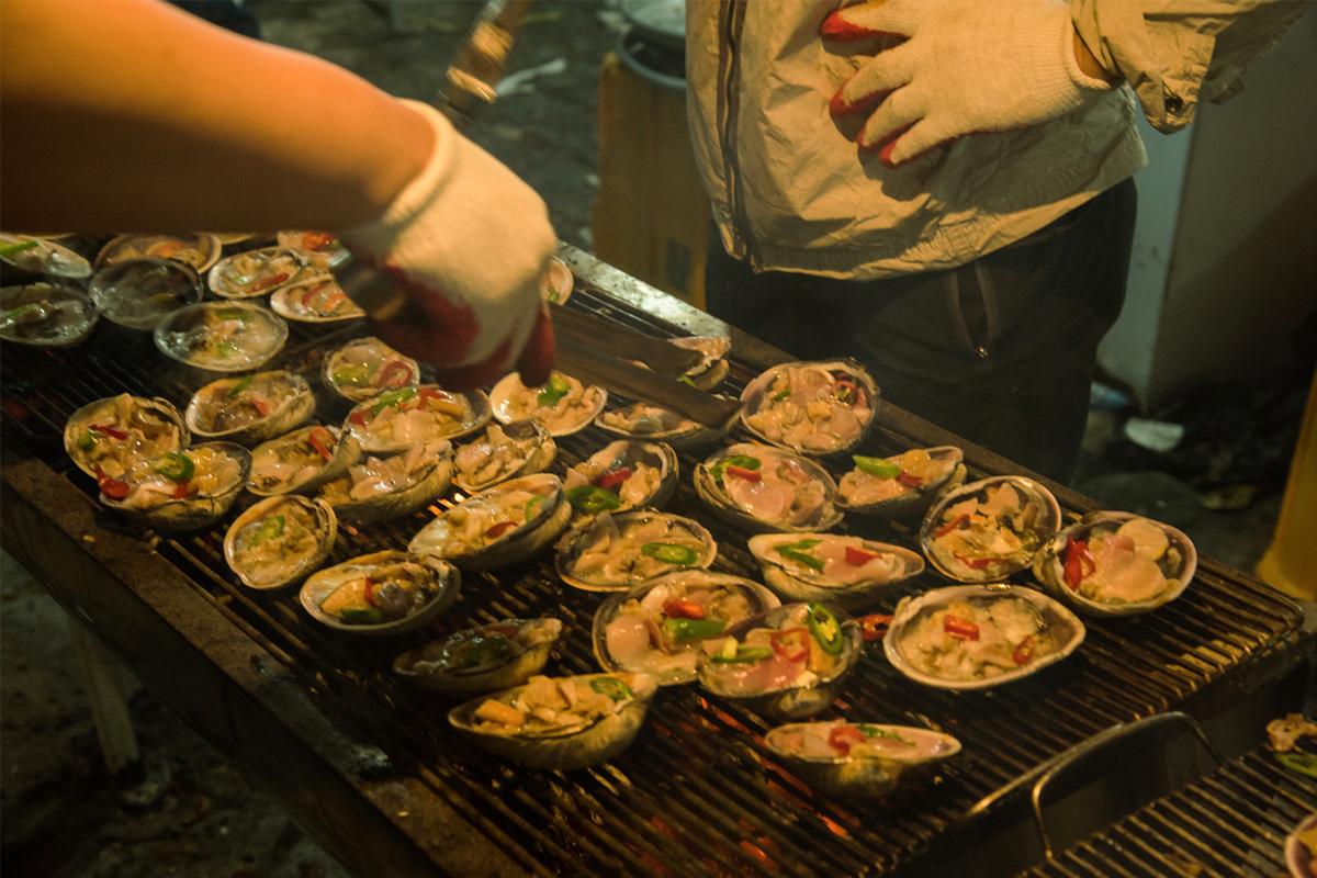 Vista aérea del Mercado Jagalchi en Busan, mostrando la venta vibrante de productos del mar.