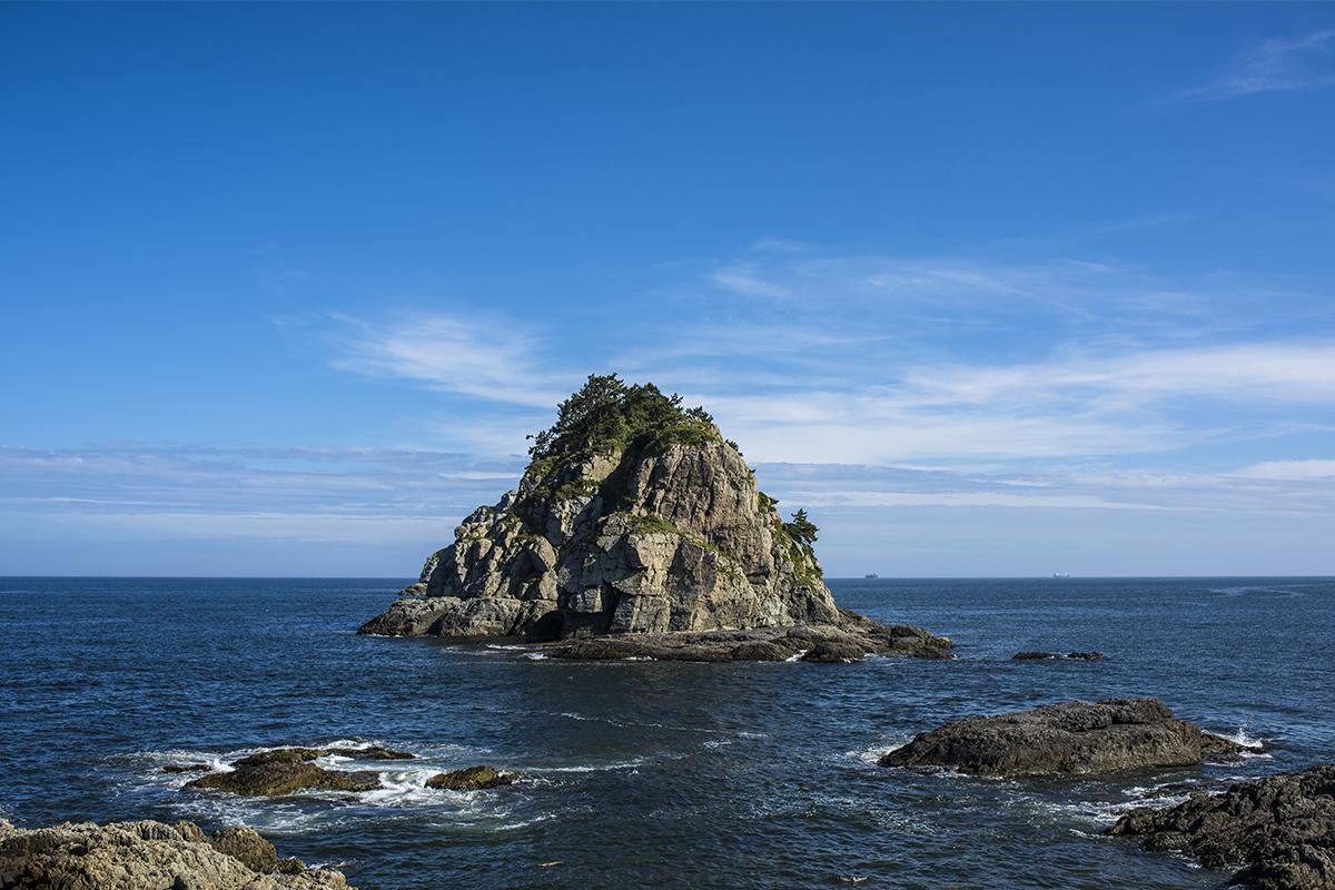Isla rocosa en Oryukdo, un lugar destacado por su belleza natural en Busan, Corea del Sur.