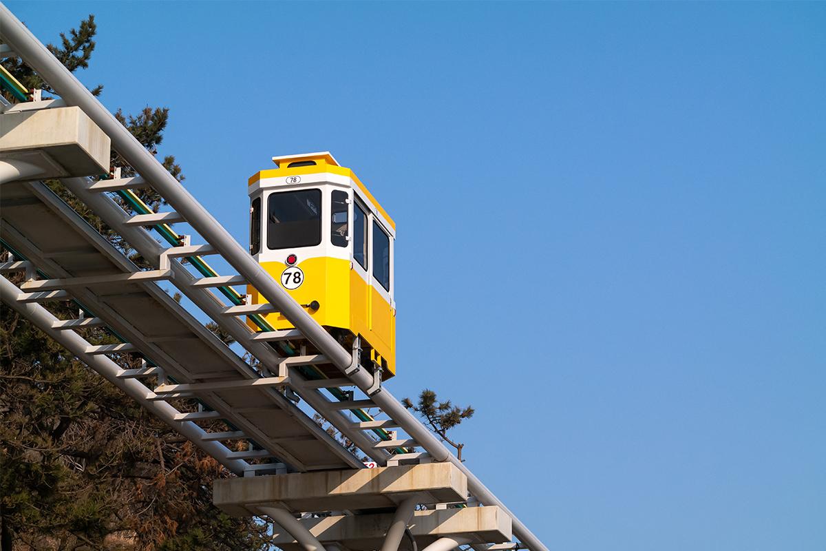 Tren de la playa recorriendo la costa de Haeundae, permitiendo disfrutar de vistas impresionantes del mar.