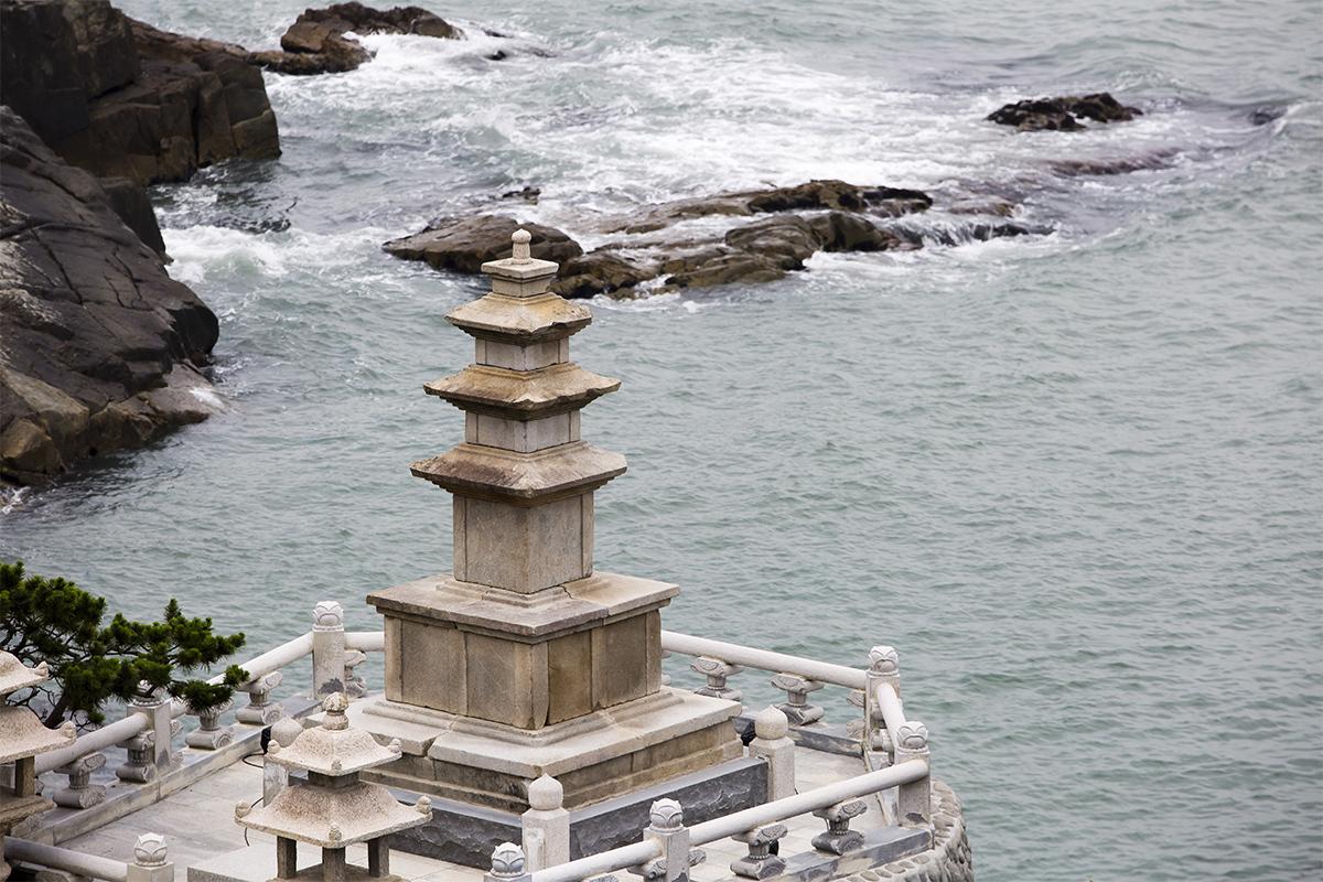 Pagoda del Templo Haedong Yonggungsa junto al océano, mostrando la serenidad y belleza del lugar.