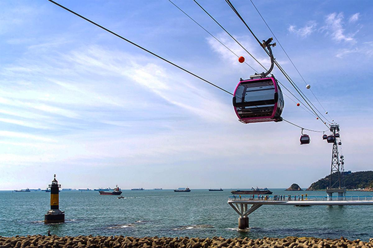 Teleférico Songdo Air Cruise atravesando el océano en Busan, ofreciendo vistas espectaculares de la costa.