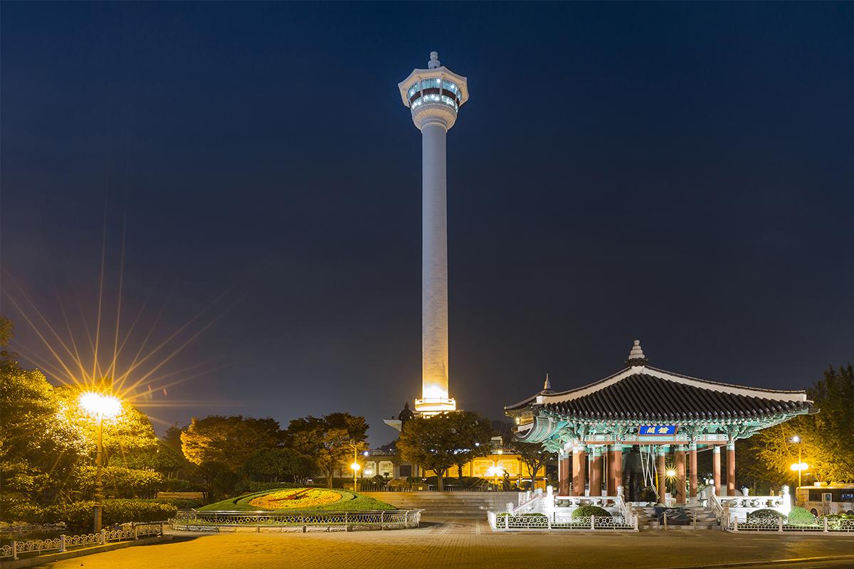 Atardecer sobre el famoso Parque Yongdusan en Busan, Corea del Sur, con vista a la Torre de Busan.