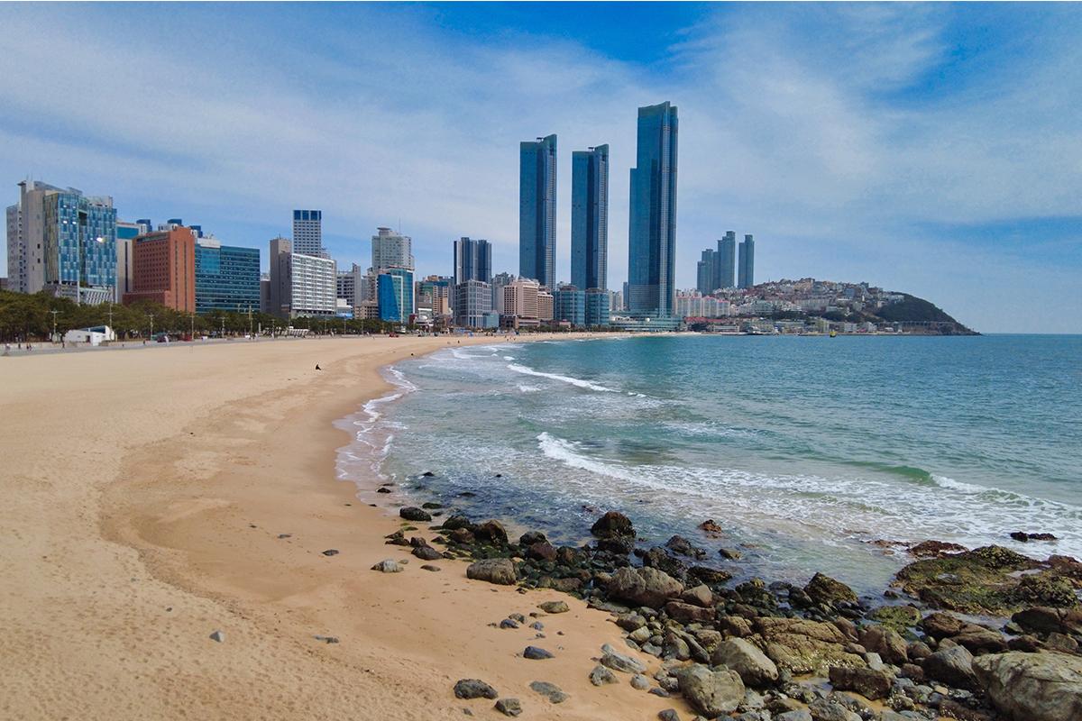 海雲台海水浴場の広がる美しいビーチ。釜山を超えて韓国でもっとも有名な海水浴場のひとつ。