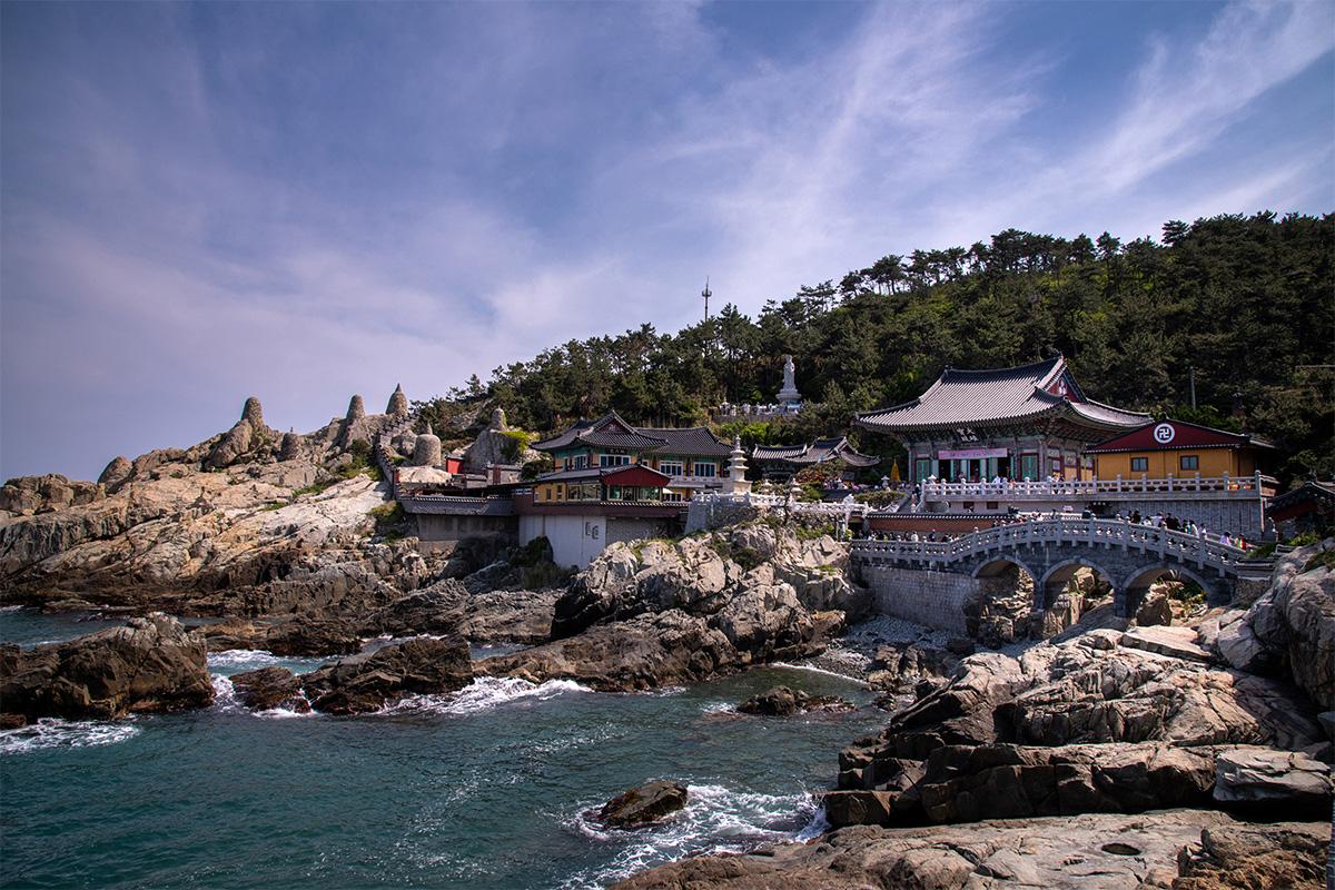 海東竜宮寺の絶景。海と山に囲まれた景色が訪れる人を魅了し最大の癒やしの場に。