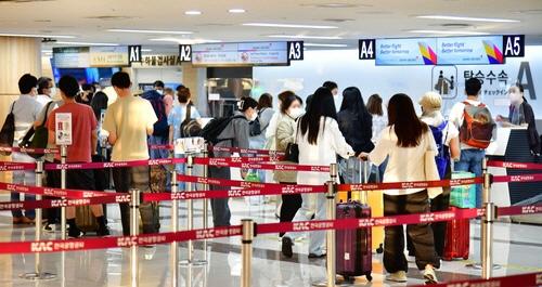 韓国空港公社提供の金浦空港、旅行客が搭乗手続きを行っている様子。大阪・台北行きの航空便、週28便に増加を予定しており、観光地の選択肢が広がる。