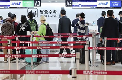 韓国・金浦空港で、日本・羽田行き搭乗手続き待機中の乗客たちの様子。週4便の運航再開に伴い、旅行客の増加が予想されている。
