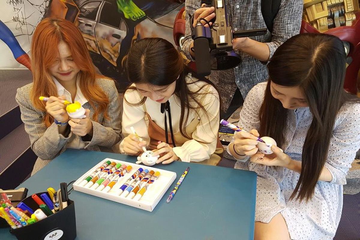 Besucher gestalten Figuren im Figure Museum W in Gangnam, Seoul.