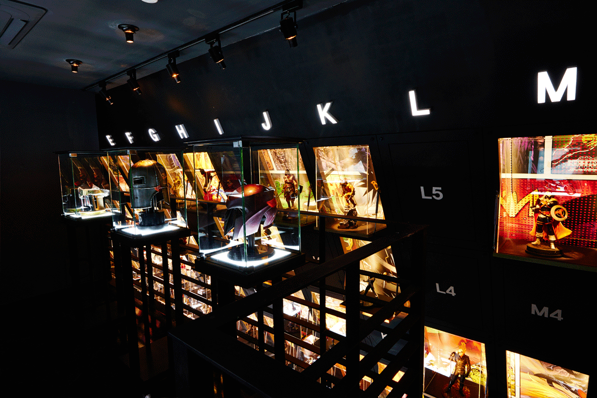 Ausstellung von verschiedenen Figuren und Helmen im Figure Museum W in Gangnam, Seoul.