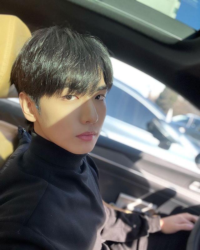 車内で黒いジャケットを着て座る故イ・ジハンさん