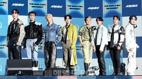 K-POPグループATEEZが舞台上で並んで立っています。著作権はheraldPOPにあります。