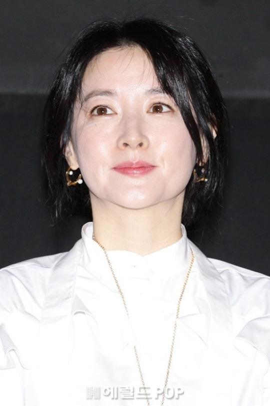 韓国の女優イ・ヨンエが白い服を着ています。著作権はheraldPOPにあります。