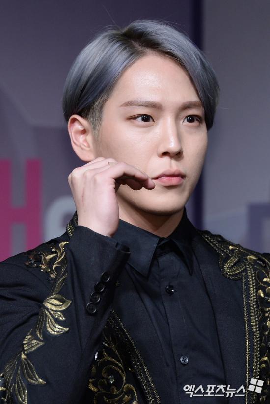 金の刺繍が施された黒いスーツを着てポーズをとるB.A.P元メンバーのヒムチャン