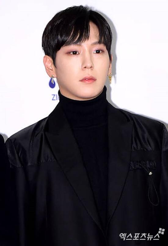 ブラックのスーツを着用し、メディアイベントに出席しているB.A.P元メンバーのヒムチャン