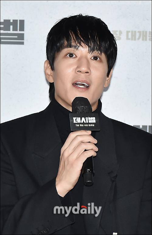 映画『デシベル』のイベントで黒いジャケットを着た男性