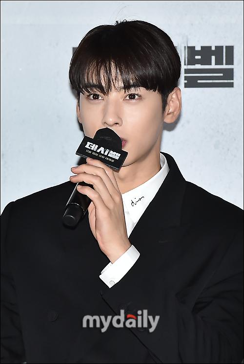 映画『デシベル』のイベントでスーツを着た俳優の姿