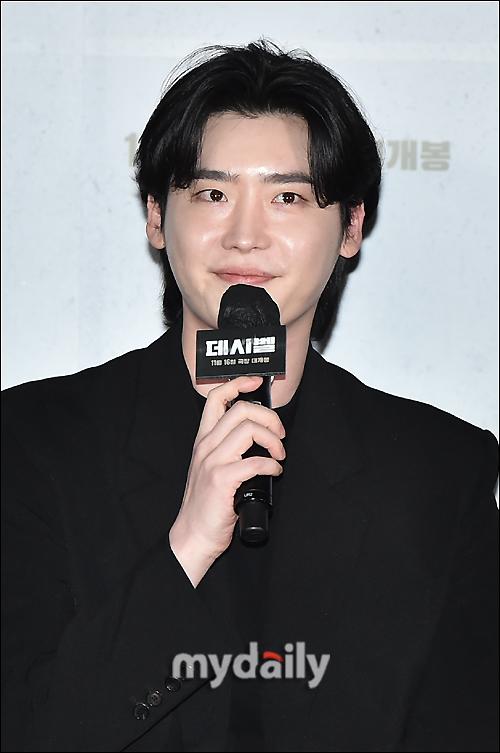 映画『デシベル』の舞台挨拶でマイクを持つ男性俳優