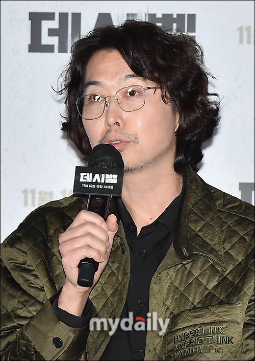 映画『デシベル』メディア試写会でマイクを持つ男性