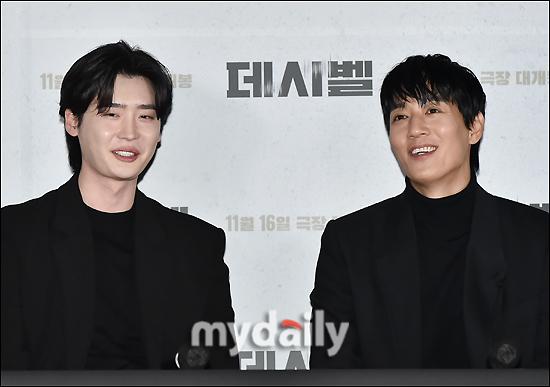 『デシベル』映画記者懇談会で黒い服を着た俳優たち