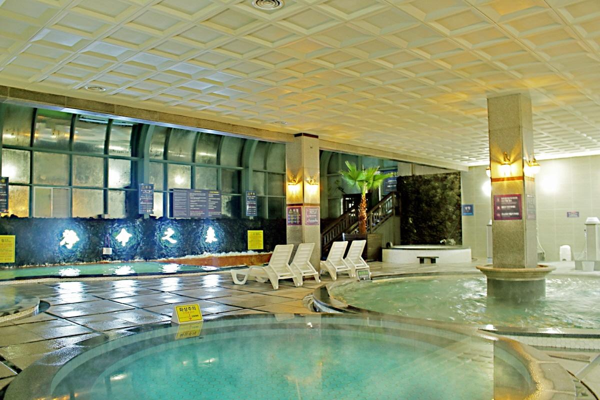 bể tắm ở suối nước nóng núi Sanbangsan, đảo Jeju