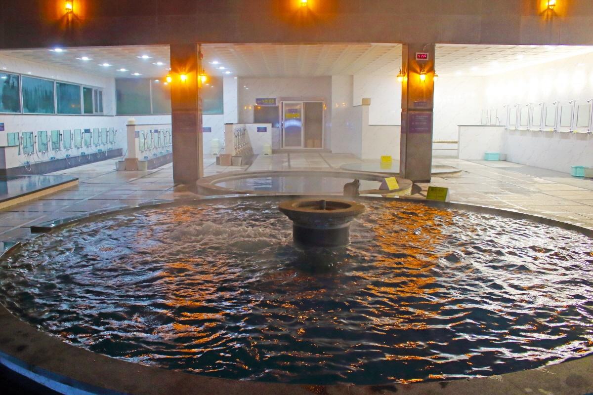 bể tắm suối nước nóng ở jeju