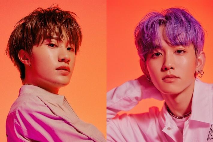 照明が当たる中、TREASUREのメンバーが横向きでポーズをとっている写真。