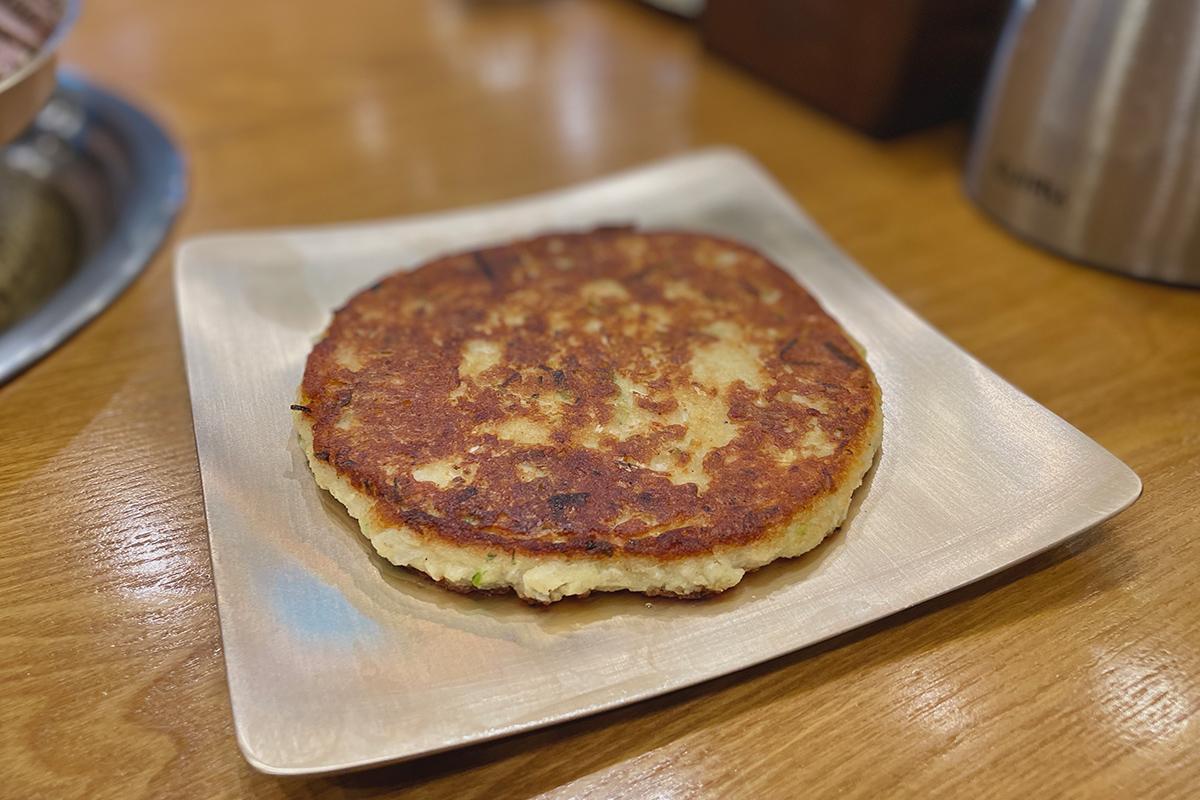 绿豆煎饼，外皮香脆可口，是绫罗岛餐馆的受欢迎配菜之一。