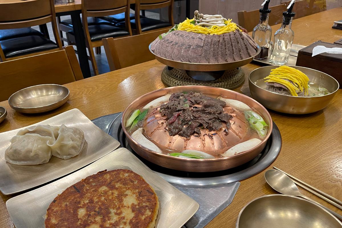 绫罗岛餐馆中的传统韩式烤肉，搭配新鲜蘑菇和韩式酱汁。