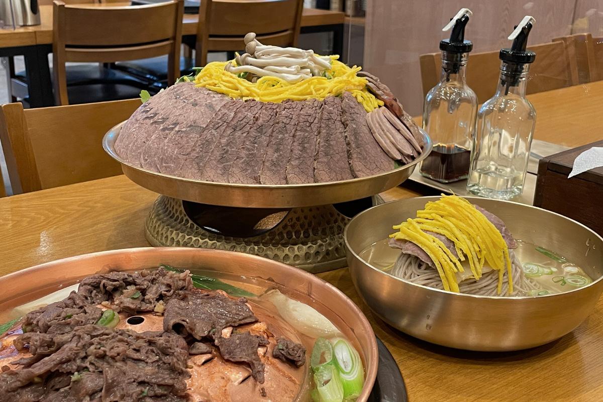 呈现在绫罗岛餐桌上的韩式饺子，皮薄馅满，每一口都满是美味。