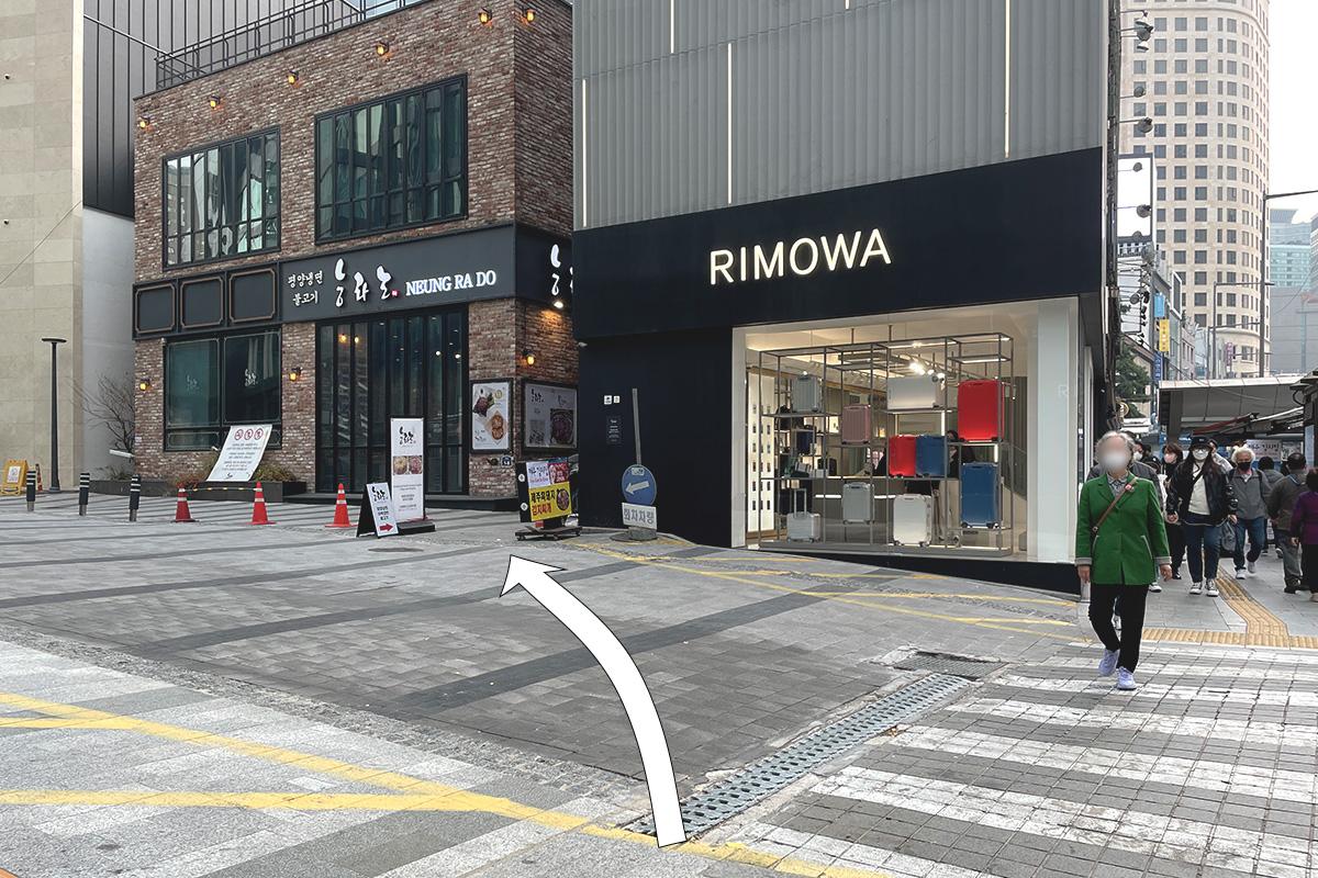 绫罗岛餐馆附近的Rimowa商店建筑物，标志着即将到达目的地的方向指引。