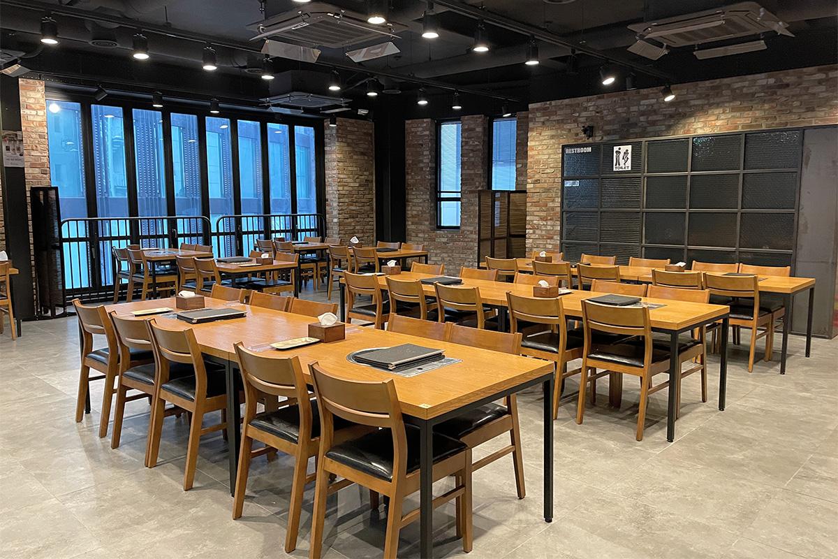 绫罗岛餐馆宽敞明亮的用餐环境，明洞分店餐厅的桌椅布局。