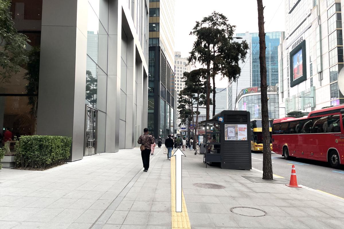 Percorso diretto verso il ristorante Neungrado, Myeongdong, passando per negozi locali