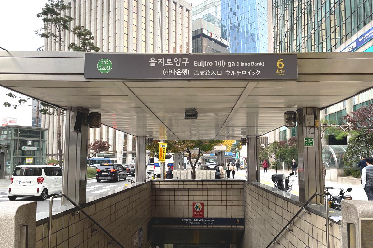 从明洞地铁站6号出口走出的景象，游客前往绫罗岛的便捷路径。