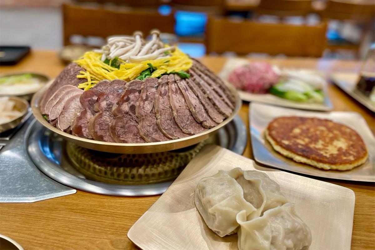 绫罗岛餐馆呈上平壤冷面，与小菜和其它韩式美食的组合，提供丰富的用餐体验。