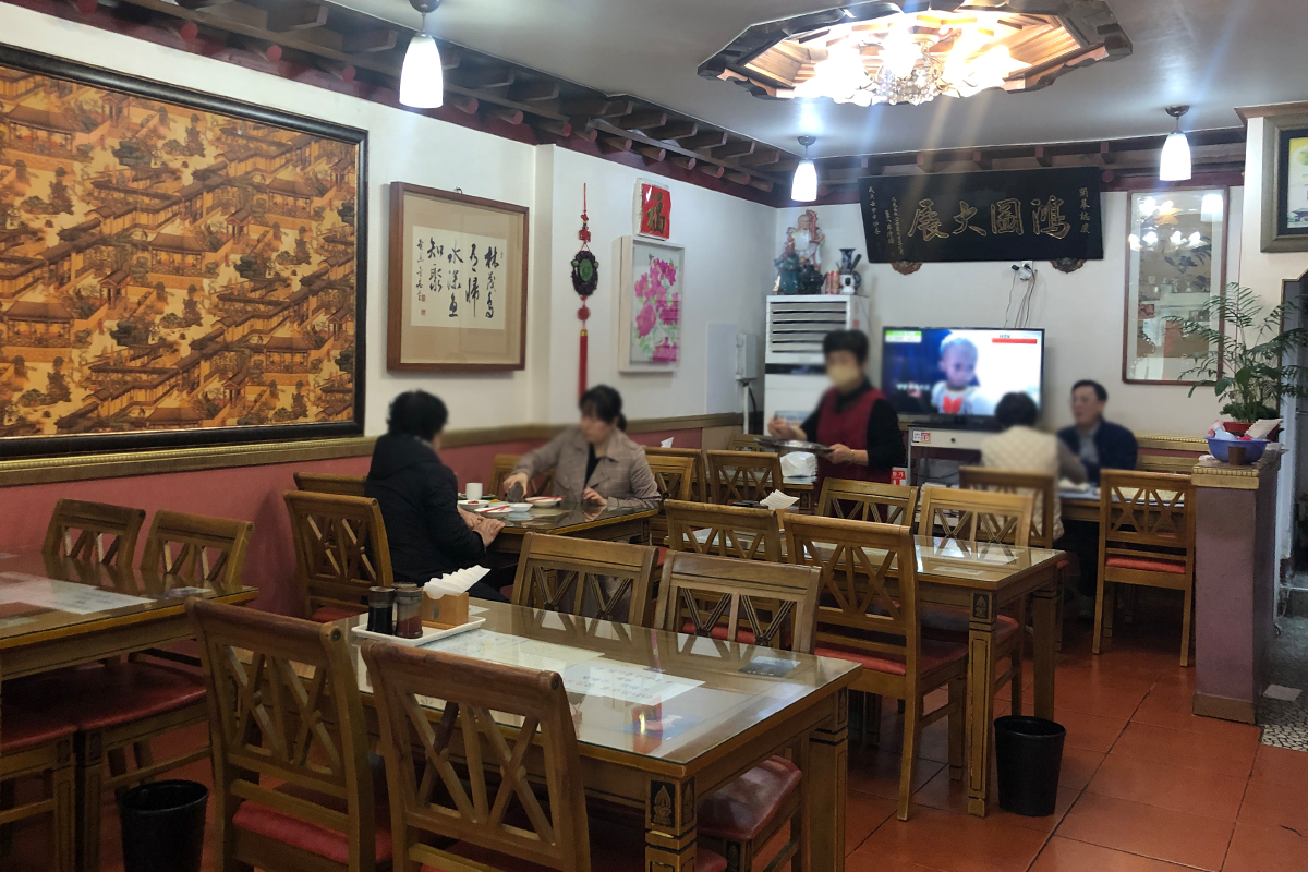 Nội thất nhà hàng Jinmibanjeom của người gốc Hoa tại Jeonju với bàn ghế gỗ và trang trí truyền thống