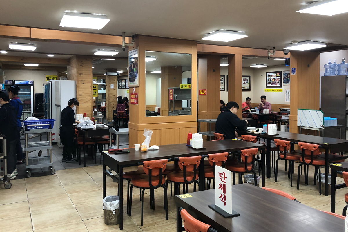 Nội thất bên trong nhà hàng Jojeomrye Nammun Pi Sundae, Jeonju với nhiều bàn ăn rộng rãi