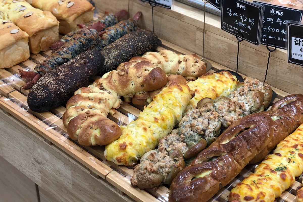Nhiều loại bánh và snack đặc sản được bày bán tại PNB Pungnyeon Bakery, Jeonju