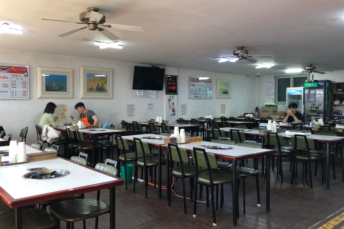 Không gian rộng rãi bên trong nhà hàng Namnogalbi với bàn ăn chuẩn bị sẵn tại Jeonju