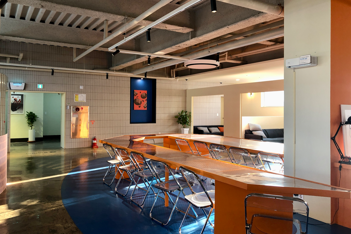 Không gian nội thất của Pungnyeon Bakery, Jeonju với khu vực ăn uống tiện nghi