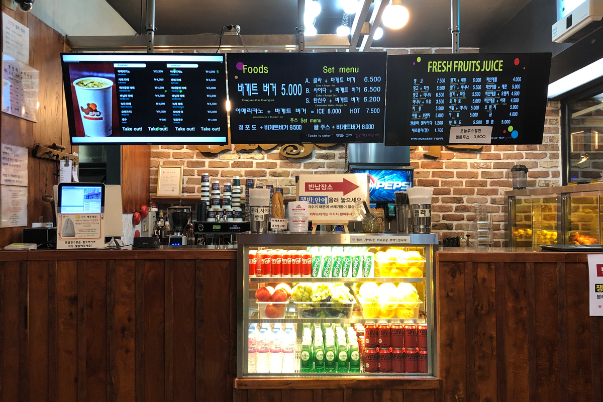 Không gian bên trong quán Gilgeoriya tại Hanok Village, Jeonju, với bảng thực đơn treo phía trên quầy bán