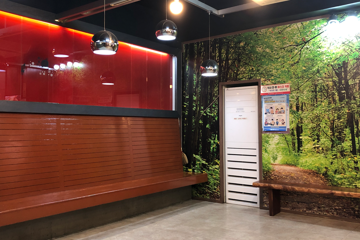 Gilgeoriya tại Làng cổ Hanok Jeonju, không gian nội thất với ghế dài cho khách hàng ngồi lại