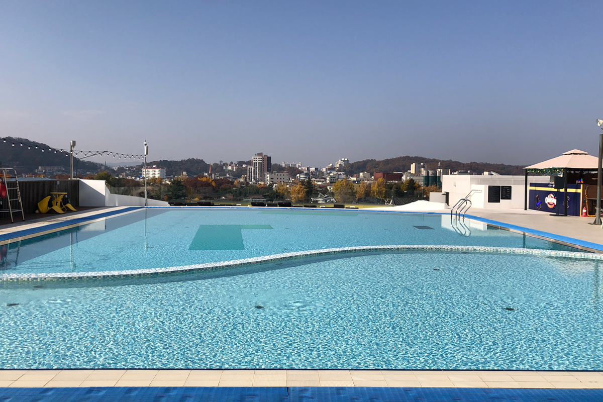 Bể bơi ngoài trời tại LAHAN HOTELS với khung cảnh thoáng đãng nhìn ra thành phố Jeonju